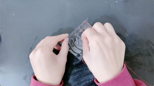 把塑料瓶剪开缝几针，放在家里比扔了好，快试试