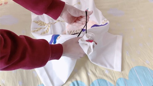 把皮筋绑在衣服领子上，这个作用很多人没想到，方便实用