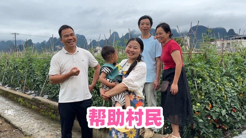 小翠邀请芳芳一起助农，想把农产品走出大山，希望得到大家的支持