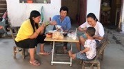 农村公婆早上起来打扫卫生,媳妇简单的做个早餐,婆婆吃着真解渴