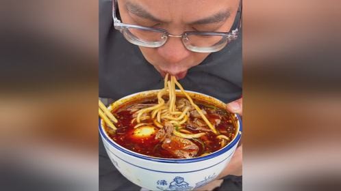 下雨了，出门吃超赞的兰州牛肉面！