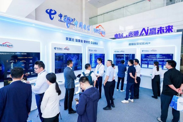 2会场产品展示体验区。中国电信云南公司供图