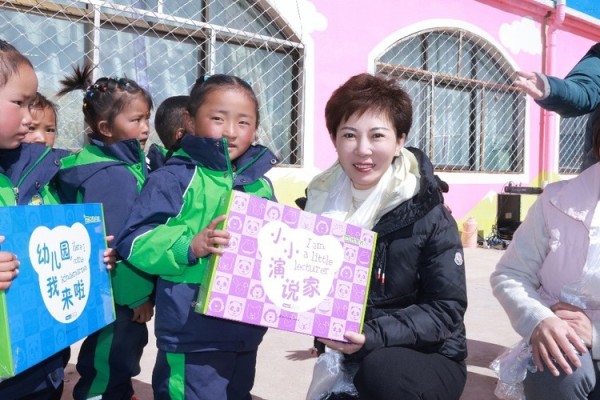 红黄蓝捐赠价值百万爱心物资 改善西藏儿童学习生活条件