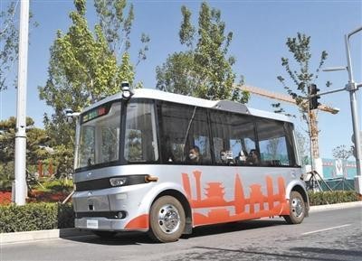 河北雄安新区,一辆无人驾驶车在道路上进行测试。 新华社记者 朱旭东摄