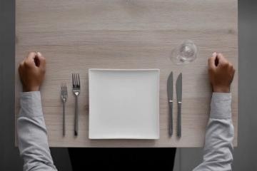 从餐桌到觉醒：美食中的灵魂修行与内在平和之道