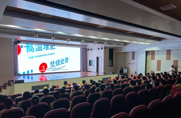 市民、高校师生及环保志愿者在科普放映厅观看环保科普视频