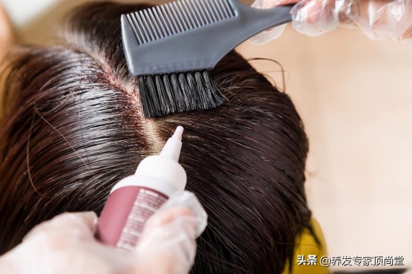 染发前洗头好还是不洗好（染头发前需不需要先洗头发）