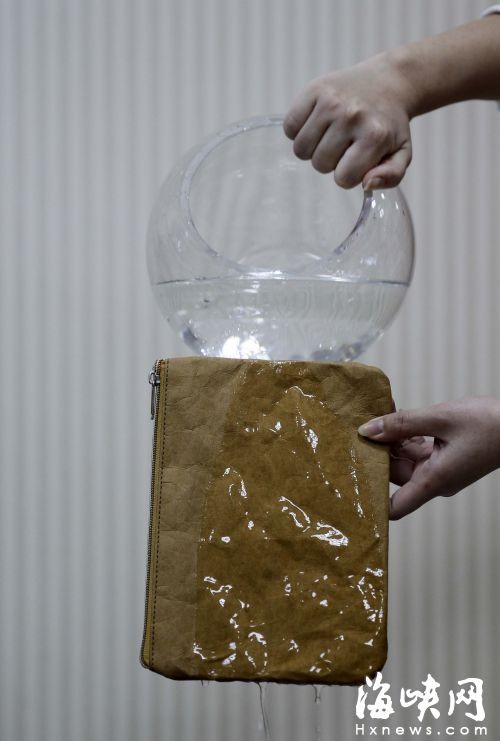 用再生纸做的小包，因为经过特殊处理，能防水
