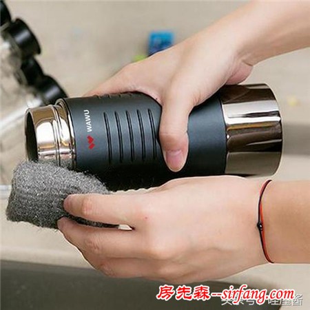 如何扫除家里拐拐角角的灰层、污渍？