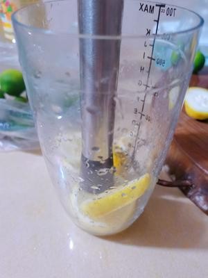 30秒学会,成本不到一块钱的金桔柠檬茶的做法 步骤2
