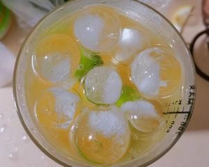 30秒学会,成本不到一块钱的金桔柠檬茶的做法 步骤5
