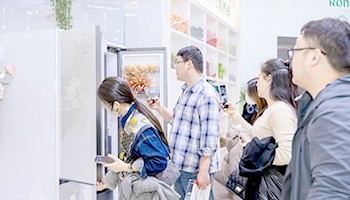 把果蔬生长庄园搬进 AWE:存储7天的果蔬不变色?容声用“养鲜”重塑冰箱体验