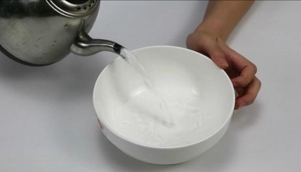 清洗玻璃杯千万别用洗洁精，教你一招，不仅干净还杀菌！