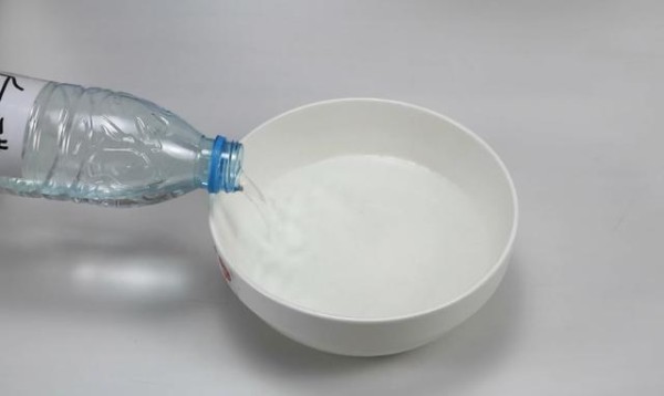 清洗玻璃杯千万别用洗洁精，教你一招，不仅干净还杀菌！
