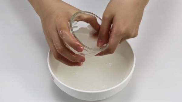 清洗玻璃杯千万别用洗洁精，教你一招，不仅干净还杀菌！