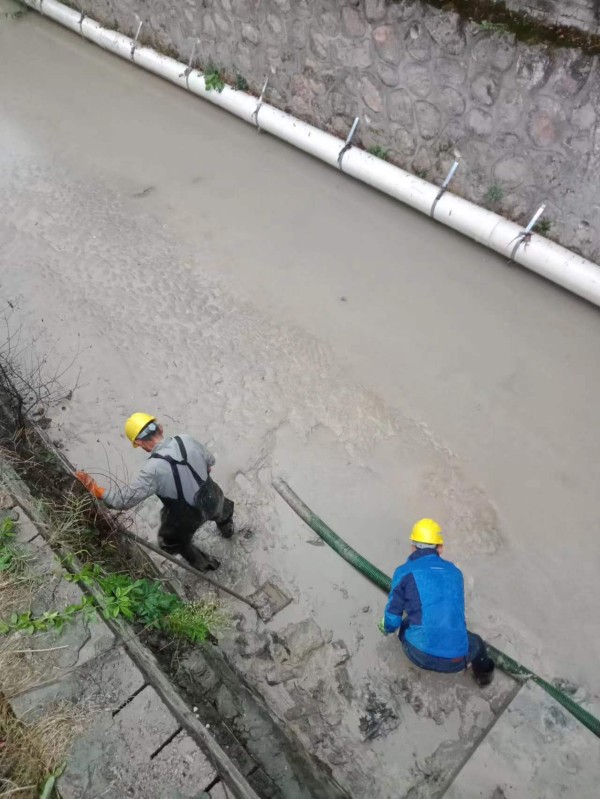 清理废水池
