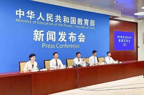 教育部提出：加强学校体育工作，改善体育场地设施
