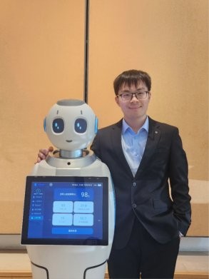 硅基智慧新一代机器人产品和硅基智慧CEO唐健凯的合影