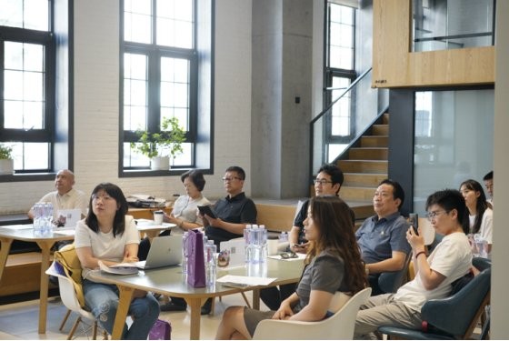 硅基智慧发布“无接触”健康陪护机器人　科技守护银发健康新篇章