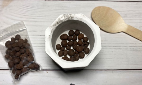 平鋪一層發泡煉石