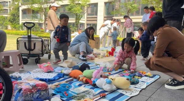 社区邻里集市热闹“开集”