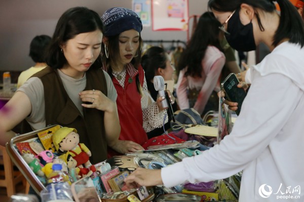 琳琅滿目的舊物商品令人目不暇接。人民網 陳博攝