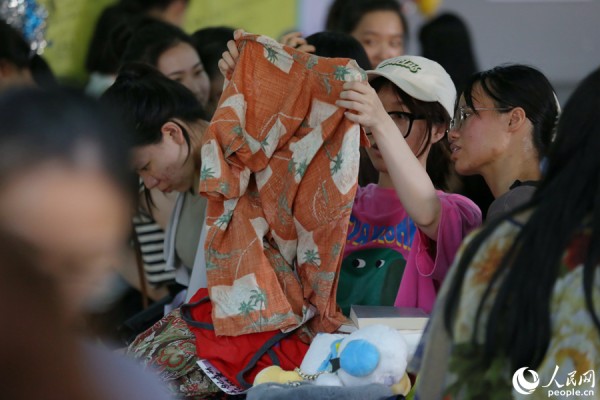 挑選閑置衣物的游客。人民網 陳博攝