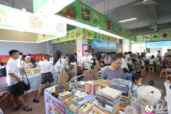 廈門集美大社菜市場二樓的“二手市集”。人民網 陳博攝