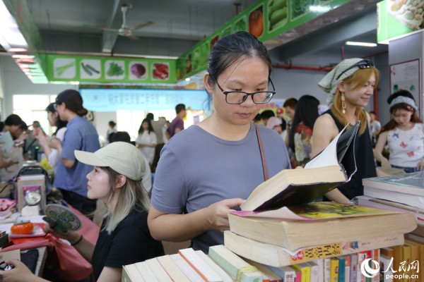 舊書成為不少年輕人的心頭所好。人民網 陳博攝