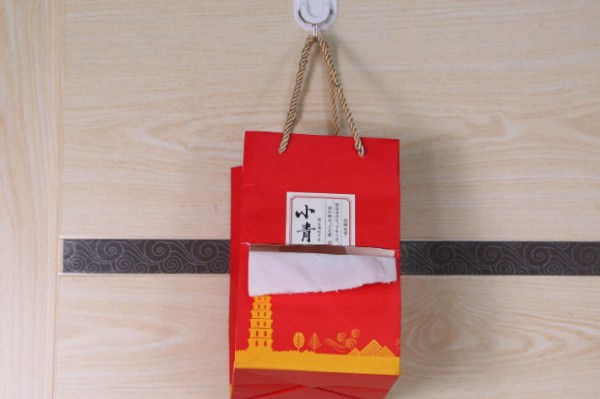 闲置购物袋改造方法：剪一剪挂卫生间，既环保又实用，朋友都夸好