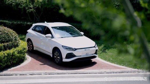 比亚迪2023款e2，年轻人都说“中”的10万级家庭纯电优选-有驾