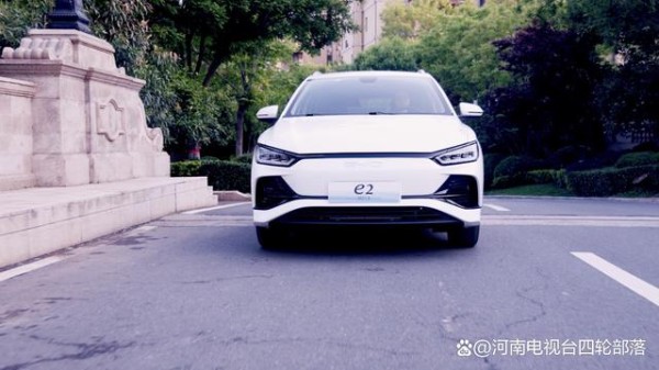 比亚迪2023款e2，年轻人都说“中”的10万级家庭纯电优选-有驾