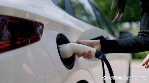 比亚迪2023款e2，年轻人都说“中”的10万级家庭纯电优选-有驾