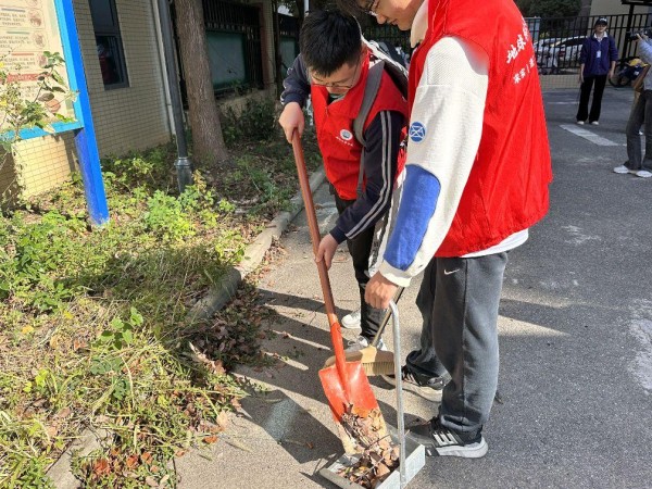 共同缔造·洁净同行——我院志愿者开展社区清扫活动