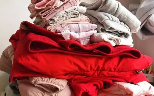 旧衣服堆积房间