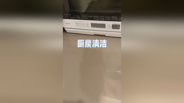 把厨房弄脏清洁给大家看
