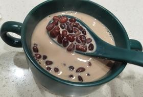 养颜补血的红豆牛奶羹