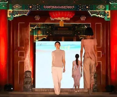 二十四节气元素在服饰品上的创新与应用