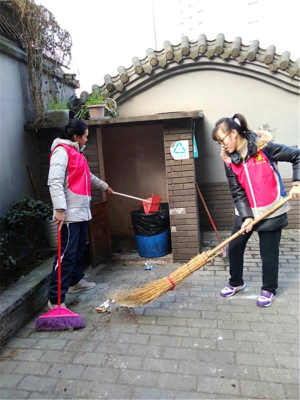 少城街道商业街社区"青益 "志愿者开展老旧院落环境卫生清扫活动