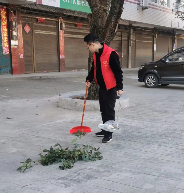 红马甲进社区打扫卫生干劲足
