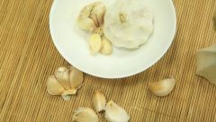 不伤手的剥蒜法