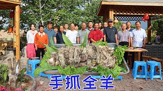 盘了个新灶头,1200买头羊做手抓,几十人围一桌,吃着真香