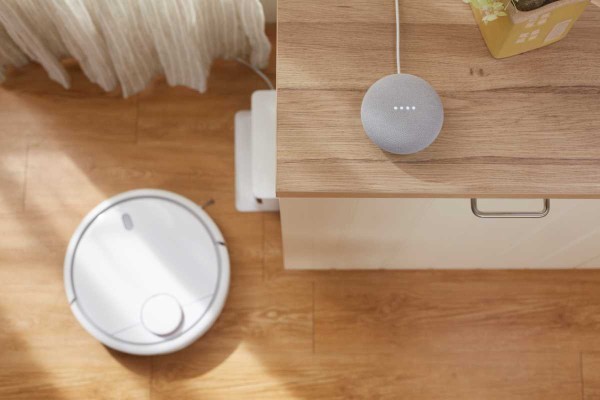 Google Nest Mini放置於房間桌面