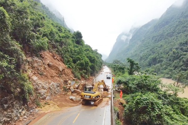 天峨县S317线路段路段塌方处置现场。陈泓宇摄