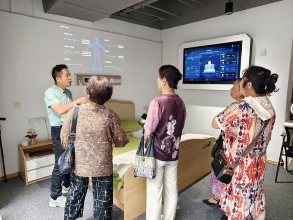 市民了解和体验居家场景智能监测设备