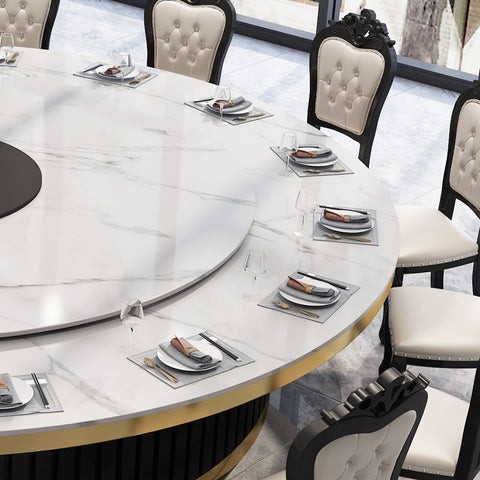 白色圆桌周围摆放着白色椅子，并配有银色餐具
