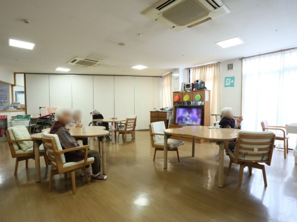 テーブルは角が丸く、座った時にお腹が当たらないように凹んでいる。椅子は回転いすで、楽に体の向きを変えることができる。