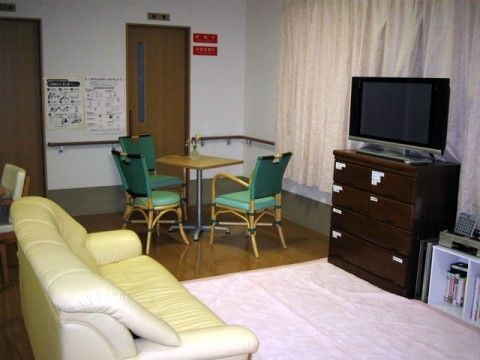 入居者様同士が気楽にくつろげる場所としてリビングを設けている。ソファにすわりながらみんなで談笑できる。