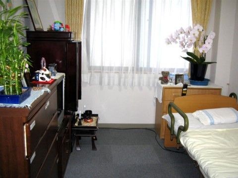 明るくて広々とした居室を用意している。室内には花々や緑を置くなど、毎日の気分を変えられる。家具類は持参が可能である。