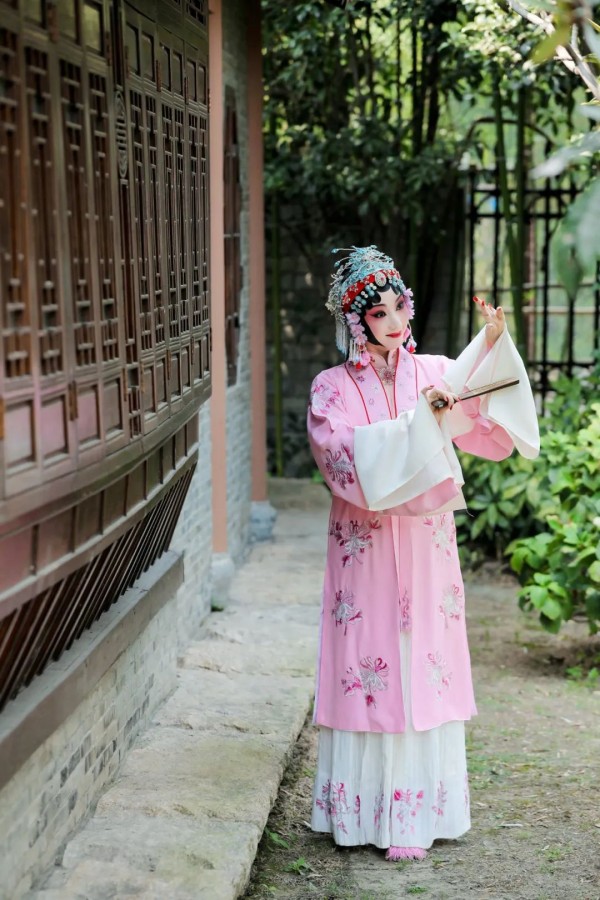 “德润申城”新时代好榜样直播间